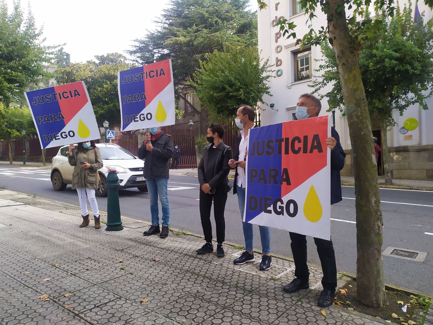 Familiares y allegados de Diego Bello a las puertas del Valedor do Pobo antes de reunirse con la titular de la institución, María Dolores Fernández Galiño.