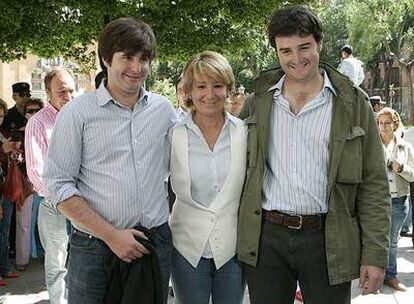 Esperanza Aguirre, con sus hijos Álvaro (izquierda) y Fernando.