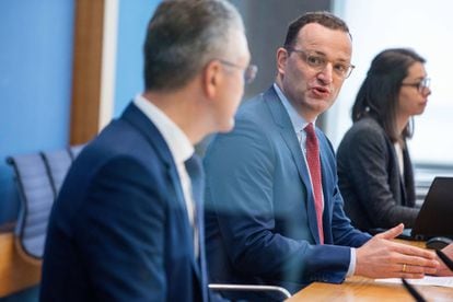 El ministro de Sanidad alemán, Jens Spahn, en el centro, y el presidente del Instituto Robert Koch, Lothar Wieler, durante una rueda de prensa en Berlín, el martes. 