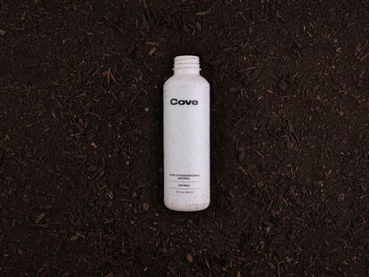 Envase de Cove Water, el primer recipiente de agua completamente biodegradable.