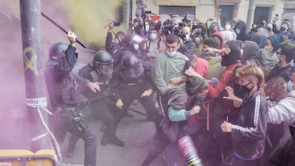 Carga de los Mossos d'Esquadra en el desahucio de tres jóvenes del conocido como bloque Llavors, en mayo de 2021.