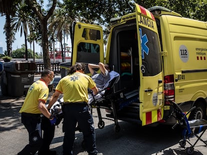 Sanitarios atienden a una persona aquejada de un golpe de calor en Barcelona, el pasado 18 de julio.