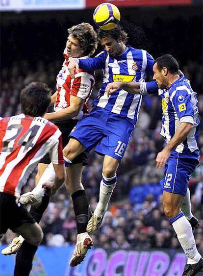 Llorente y Pareja disputan un balón aéreo.