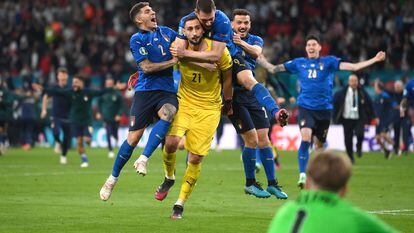 Donnarumma celebra con sus compañeros el triunfo ante Inglaterra en los penaltis en la final de la Eurocopa en Wembley.