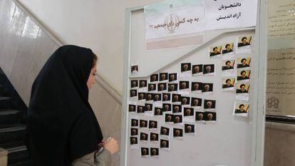 Una alumna de la Universidad Allameh Tabatabai observa el tablón en el que los estudiantes explican quién es su candidato favorito en las elecciones iraníes.