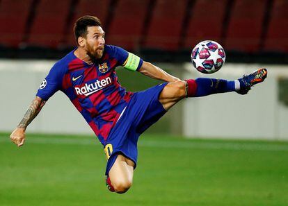 El argentino intenta controlar un balón durante el partido de vuelta de octavos de final de Liga de Campeones que el Barcelona disputa ante el SSC Nápoles en el Camp Nou de Barcelona, en agosto de 2020.