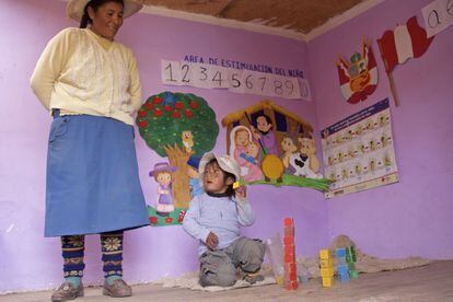 Magdalena Yrpanoca observa a su hijo de dos años jugar en la habitación para estimulación temprana que ha dispuesto en su nueva casa.
