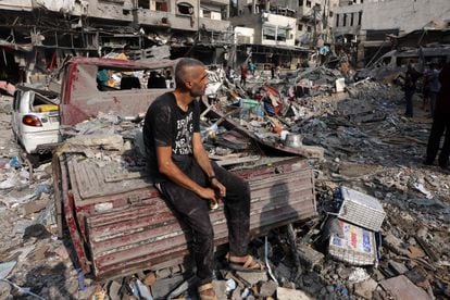 Un hombre observa la destrucción tras los ataques israelíes contra el campamento de Al Shatee en la ciudad de Gaza, este sábado.