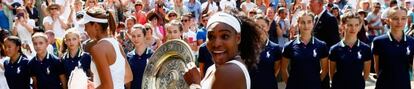 Muguruza y Serena, en la ceremonia final.