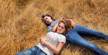 Emma y Anaïs, las protagonistas del documental 'Adolescentes'.