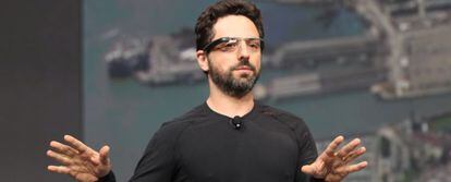 Sergey Brin, cofundador de Google, con las gafas inteligentes de la compa&ntilde;&iacute;a. 