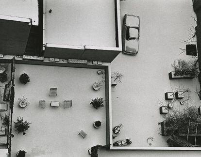 'Callejón sin salida McDougal', Nueva York, 1965. Cuando se retiró de la fotografía, a Kertész le gustaba tomar instantáneas desde la ventana de su apartamento con teleobjetivos para jugar con las perspectivas.