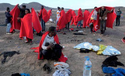 Migrantes llegados en patera el pasado 27 de diciembre al municipio de Pájara, en el sur de Fuerteventura.