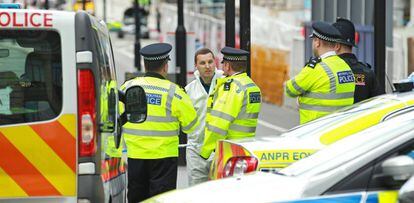 La polic&iacute;a bloquea el puente de Londres tras el atentado 