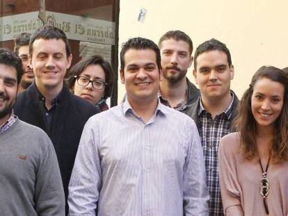 Nino Torres, en el centro, con otros integrantes de la red de voluntarios j&oacute;venes de Susana D&iacute;az.