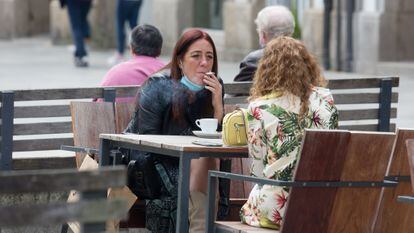 Una persona fuma en una terraza de Lugo, en Galicia.