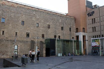 The area of ​​the current Plaza dels Àngels where a new building is planned for the Macba Extension, in Barcelona.  The two buildings, in the background and on the right, are part of the museum as well. 