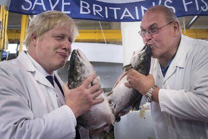 Boris Johnson (izquierda) en el mercado de pescado de Billingsgate, este miércoles en un acto de la campaña por el Brexit.
