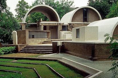 El estudio del arquitecto Balkrishna Doshi, Sangath, en Ahmedabad (India). Sangath, el nombre dado al complejo, significa “avanzar juntos a través de la participación”.