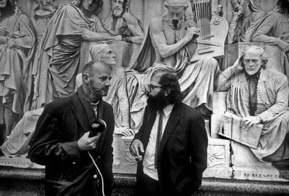 Lawrence Ferlinghetti, poeta y editor estadounidense, y el escritor Allen Ginsberg en el Royal Albert Memorial en Londres, en los años 70.