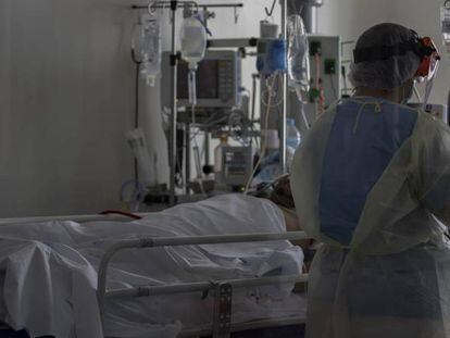 Un sanitario atiende a un paciente en la Unidad de Cuidados Intensivos (UCI) dedicada a enfermos de coronavirus del Hospital Universitario Ramón y Cajal, en Madrid (España) el pasado 8 de septiembre.
 