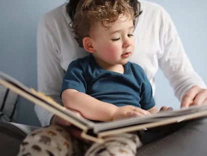 La lectura es una buena actividad para fortalecer la unión entre el bebé y los padres. GETTY IMAGES.