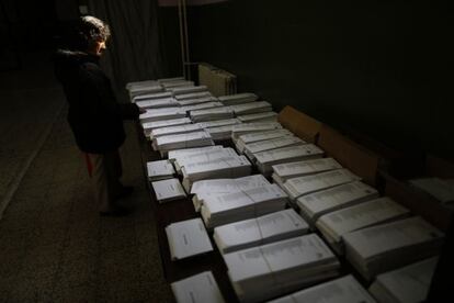 Ambiente electoral para las elecciones europeas en un colegio de Madrid.