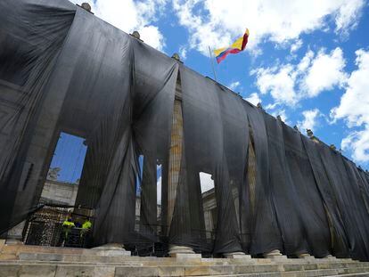 El edificio del congreso cubierto en mantos negros durante una protesta por el Día del trabajo, el 1 de mayo de 2022.