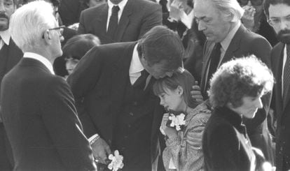 Robert Wagner y su hija, durante el entierro de Natalie Wood.