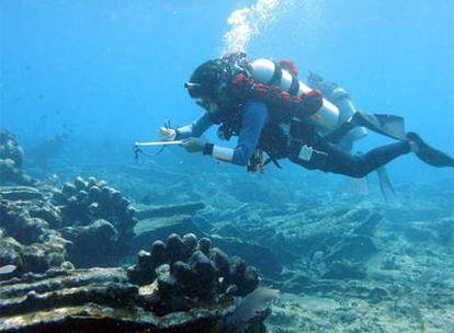 Un buzo examina restos de un barco hundido en aguas mexicanas