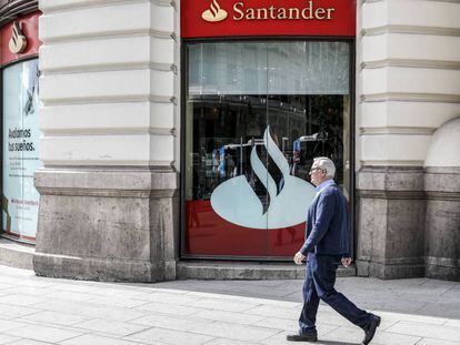 El ajuste de la red de Santander y CaixaBank acerca el número de oficinas bancarias a la media europea