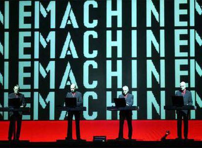 Kraftwerk, en el Festival de Benicàssim de 2004. Florian Schneider es el primero por la derecha.
