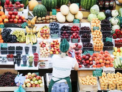 Un puesto de frutas y verduras, en Voronezh, Rusia. En vídeo, La FAO alerta del alto coste de las dietas de mala calidad en el mundo.