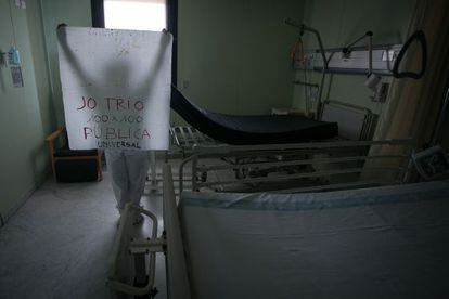 Un trabajador del hospital Vall d'Hebron protesta contra el cierre de camas.
