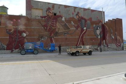 Pat Perry observa su mural inacabado en Detroit.
