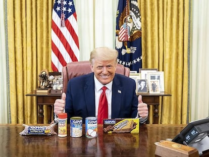 Donald Trump posa en su despacho con productos de la marca Goya Foods, el pasado 15 de julio.