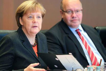 Merkel, junto al ministro de Canciller&iacute;a, Peter Altmaier, en una conferencia en noviembre de 2014.