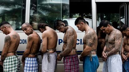 Hombres detenidos en El Salvador, en una foto de archivo.