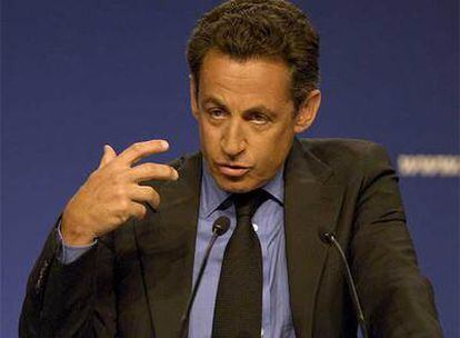 Sarkozy se dirige ayer a los asistentes al Consejo Nacional de la UMP en París.
