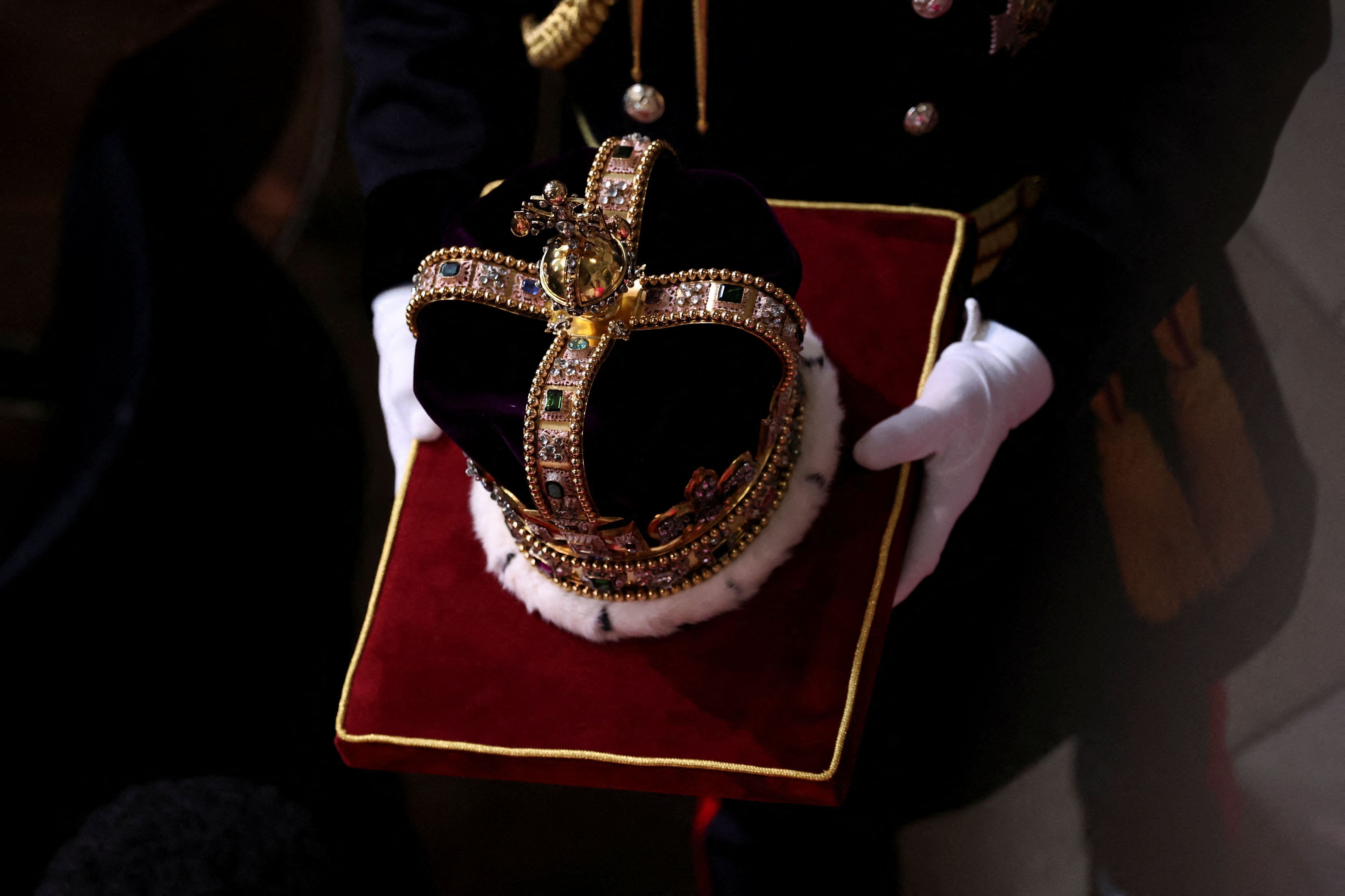 La corona de San Eduardo llega a la abadía de Westminster. Esta es la más importante de la familia real británica, y tan solo se utiliza en el momento concreto de la coronación. 