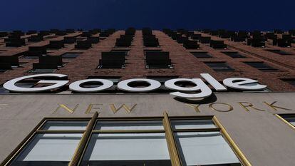 Logotipo de Google en sus oficinas de Nueva York, en una imagen de archivo.