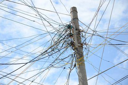 Una mara&ntilde;a de cables cuelgan de los postes sobre los poblados caribe&ntilde;os del norte de Colombia