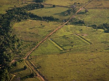 Figuras de sitios arqueológicos en el paisaje amazónico.