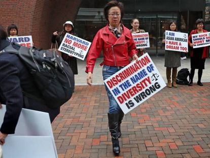 Ping Zhang se manifiesta a la entrada del tribunal de Boston contra la supuesta discriminación de Harvard en el proceso de selección de estudiantes. En vídeo, una directiva de la NAACP defiende la discriminación positiva.