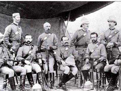 Oficiales británicos del Cuerpo de Guías en 1878. Hamilton es el que está de pie a la derecha, con buena planta. El de más a la izquierda es Battye. Ambos murieron ese año.