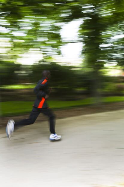 Un atleta se entrena en el circuito de arena del Parque del Retiro de Madrid.