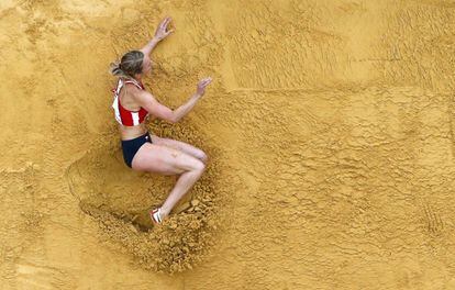 La checa Jana Koresova, en la prueba de salto de longitud.