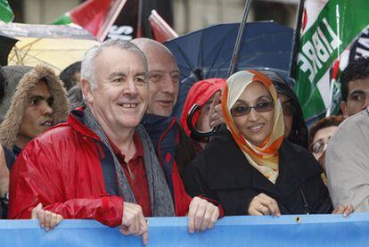 Aminetu Haidar y Cayo Lara en la manifestación en defensa de los saharauis, ayer, en Granada.