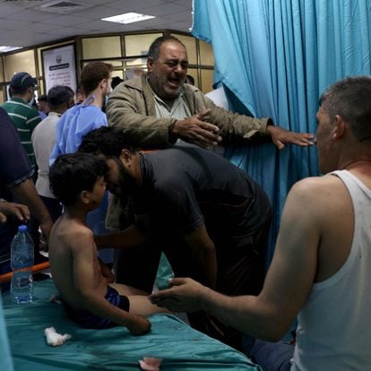 Varias personas en el interior de un hospital de la Franja de Gaza, tras un ataque de Israel.