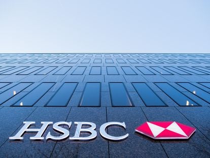 Fachada de un edificio de HSBC bank.